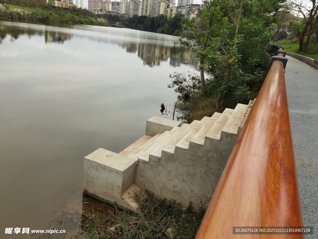 河边木质步道与石阶景观