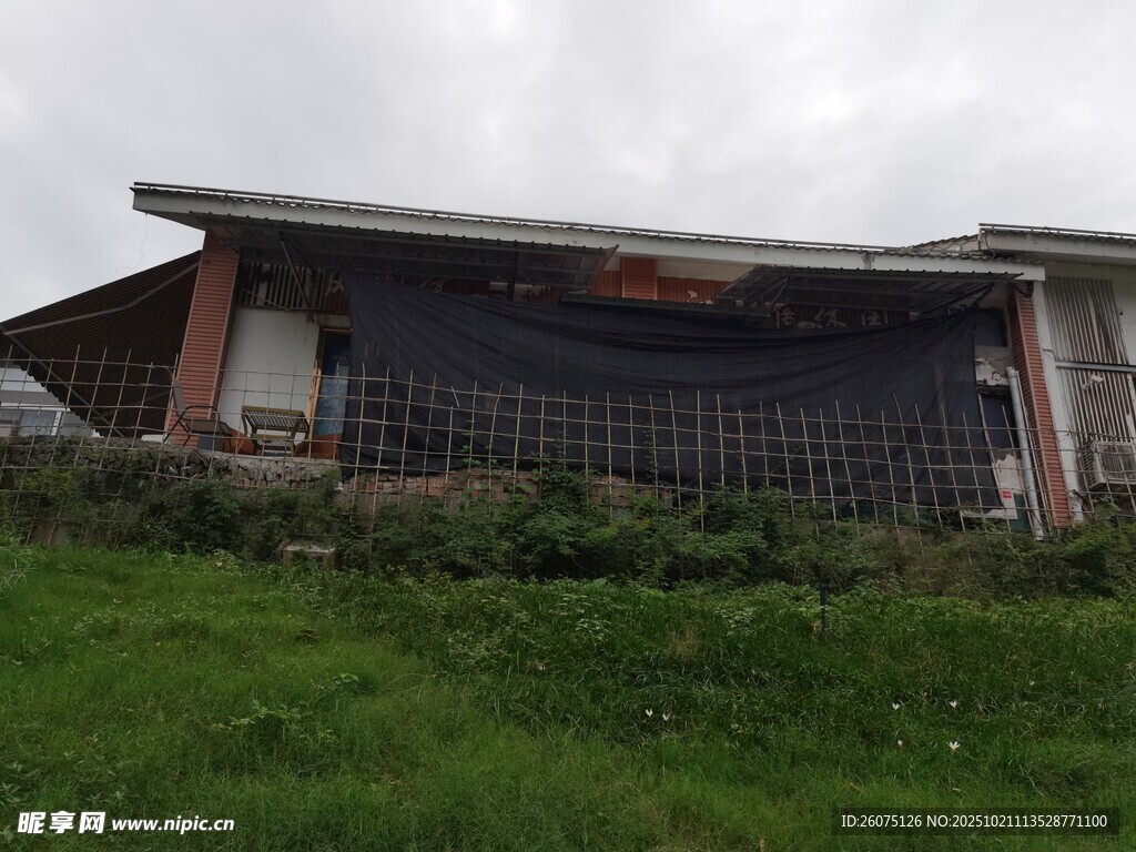 乡村小屋旁的翠绿草地