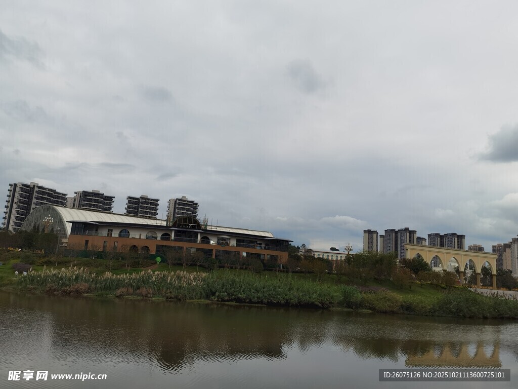 湖畔建筑群景致宁静