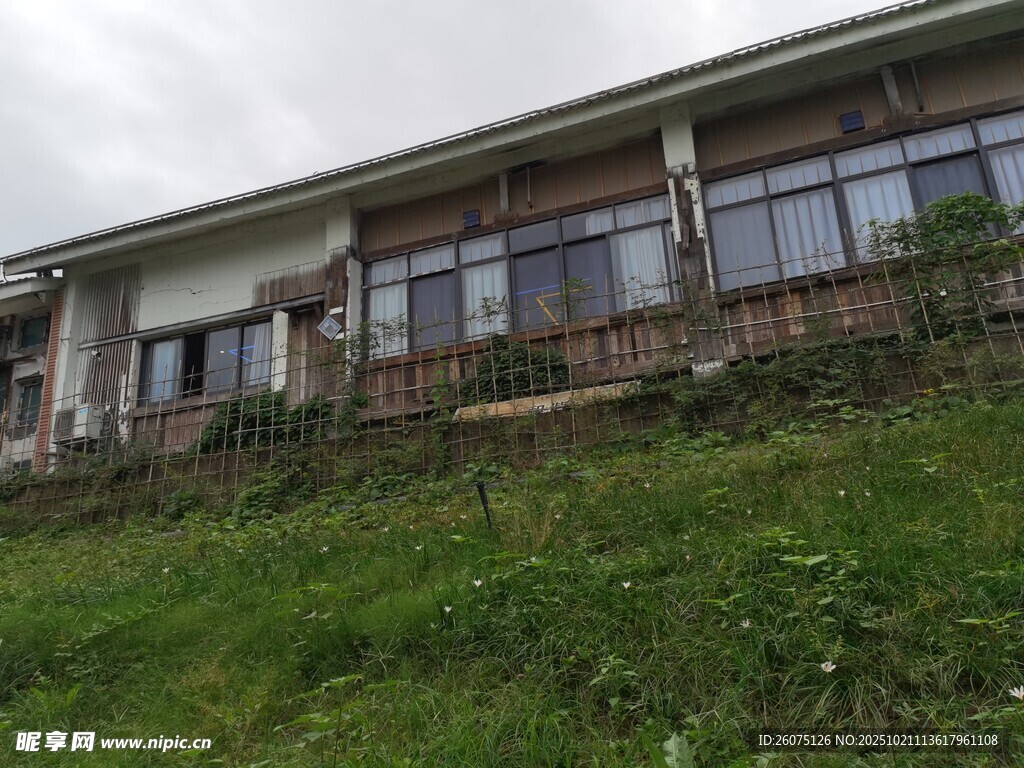 山坡上的带窗建筑
