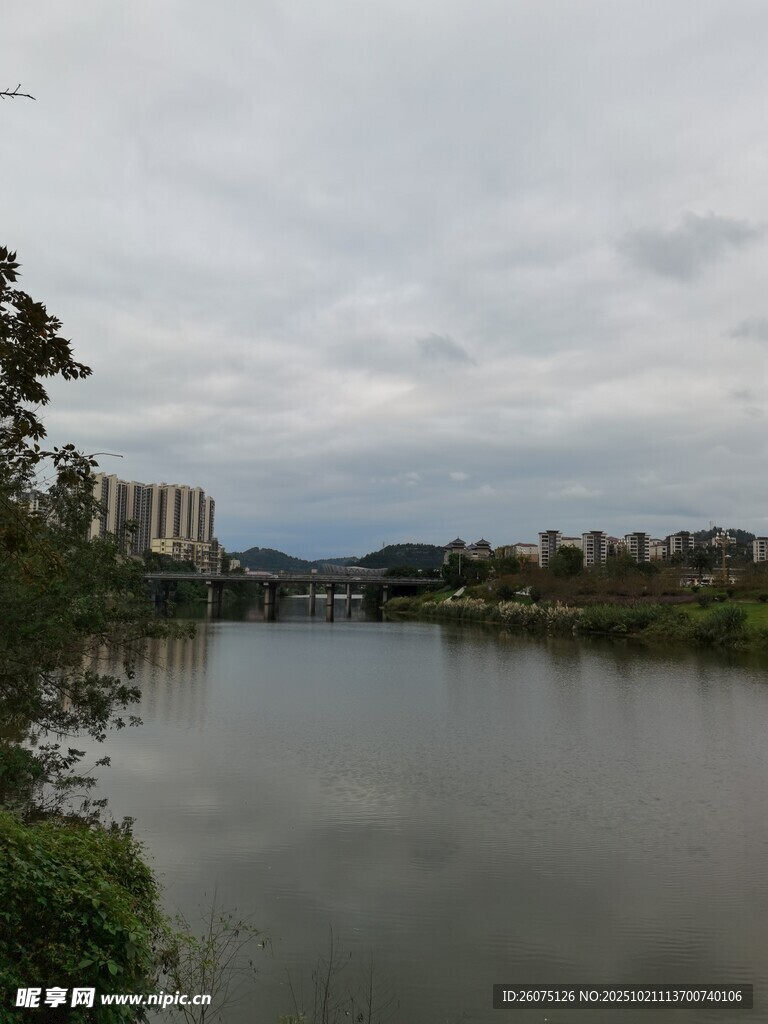 河畔城市风光宁静水域