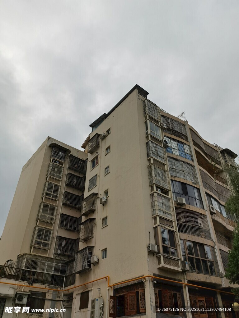 多层居民楼外观景象