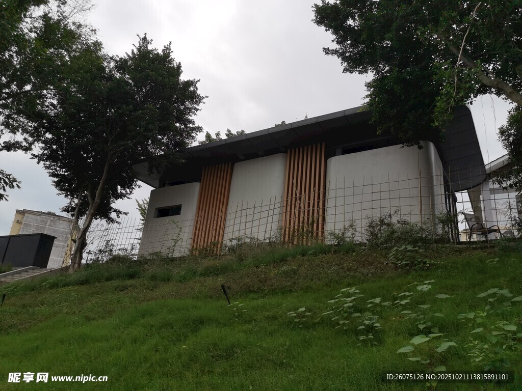 乡村小屋立于葱郁草地