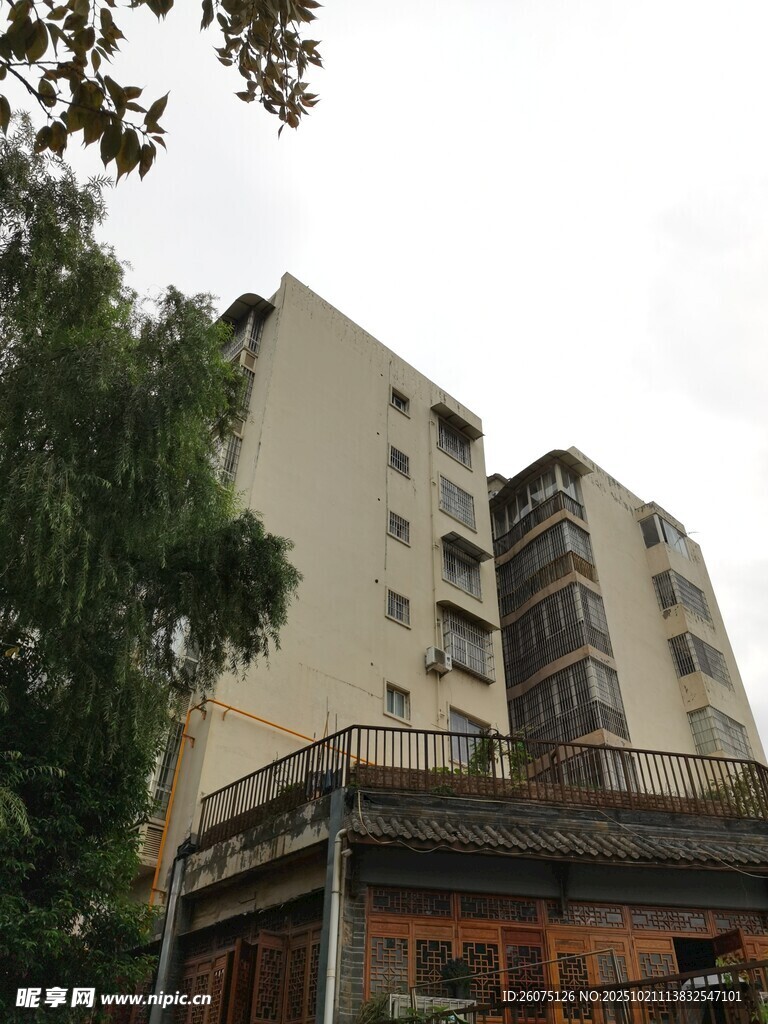 城市中的多层建筑外观