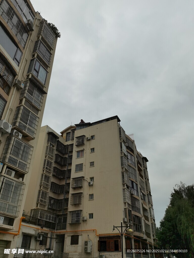 多层居民楼外观景象