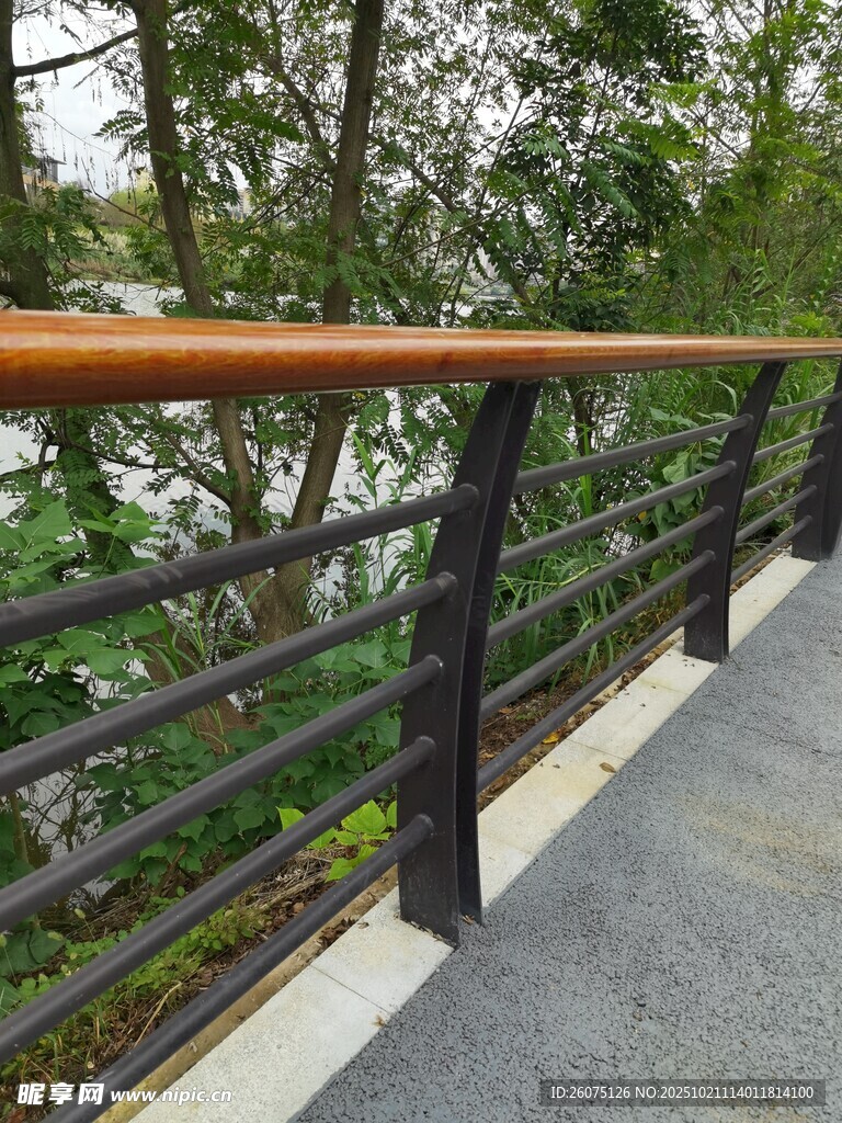 户外木质护栏与绿植景观