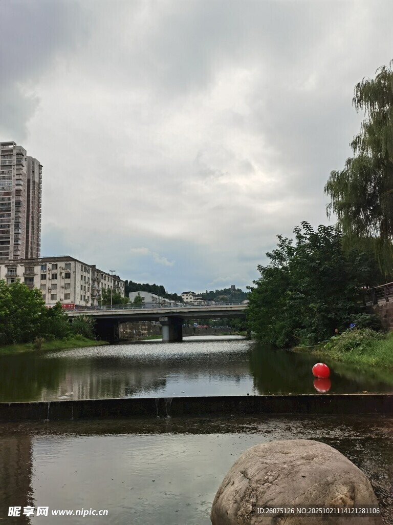 河畔城市风景