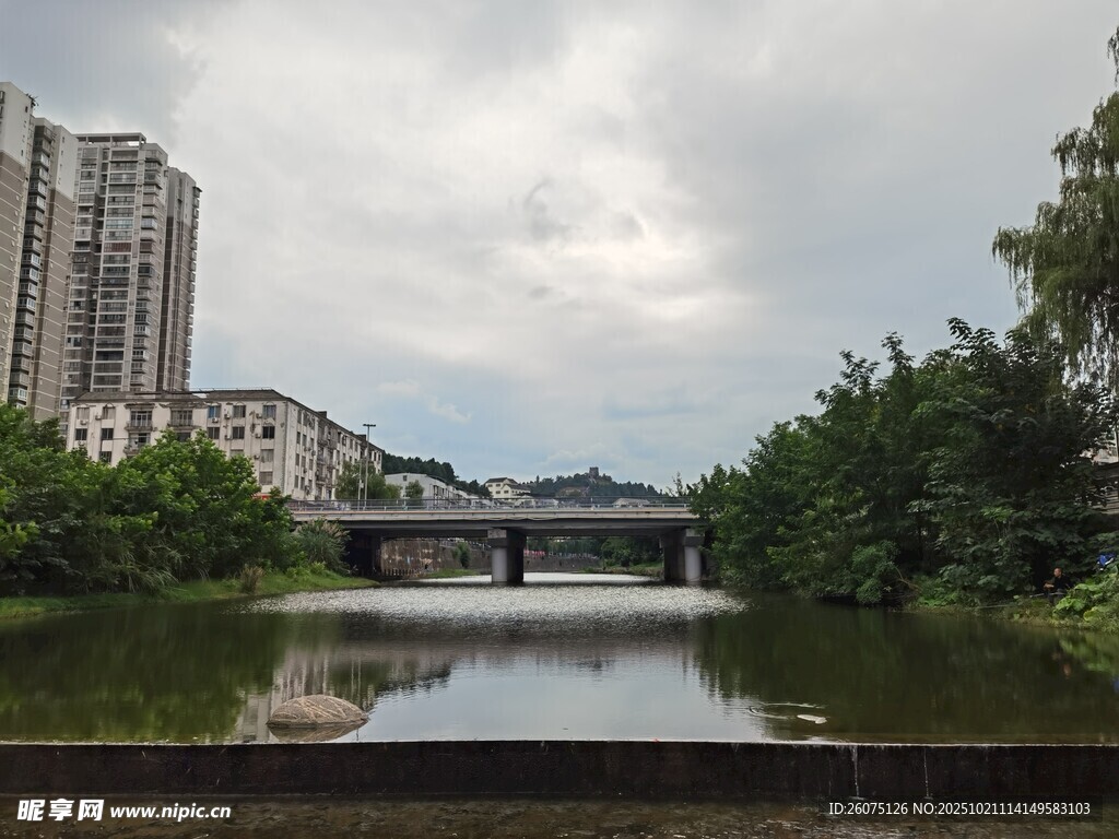 河畔城市风景