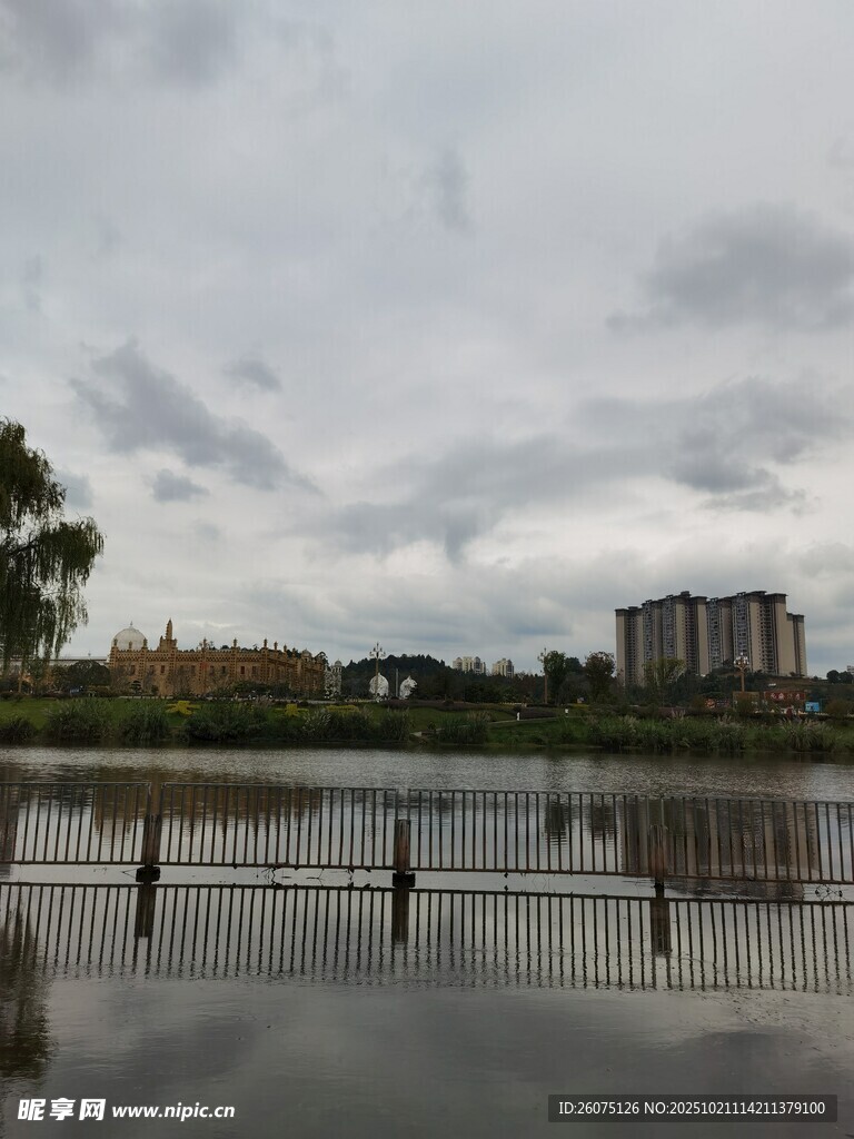 湖畔阴云下的城市景致