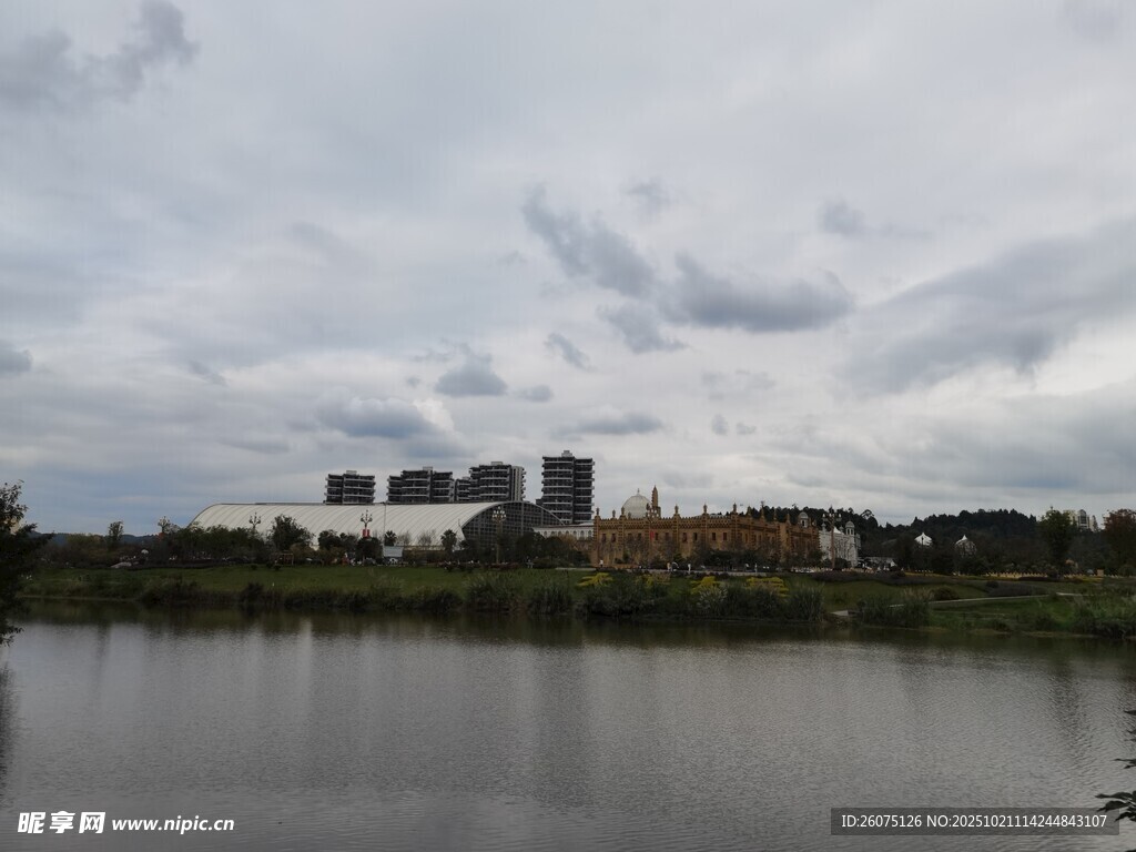 湖畔城市风光