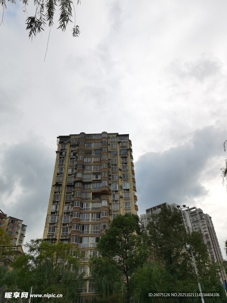 老旧居民楼与周边绿植