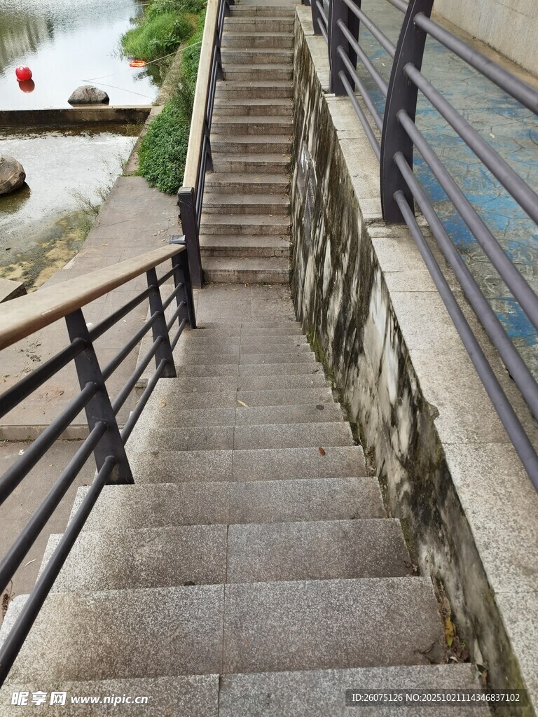 河边石阶步道