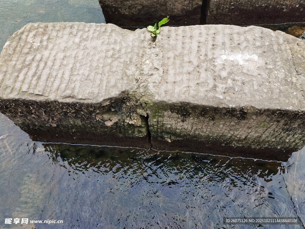 古朴石桥横跨水面