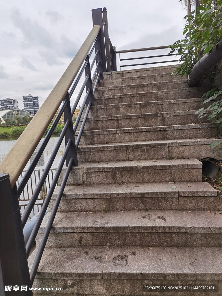 江边石阶古朴沧桑景致