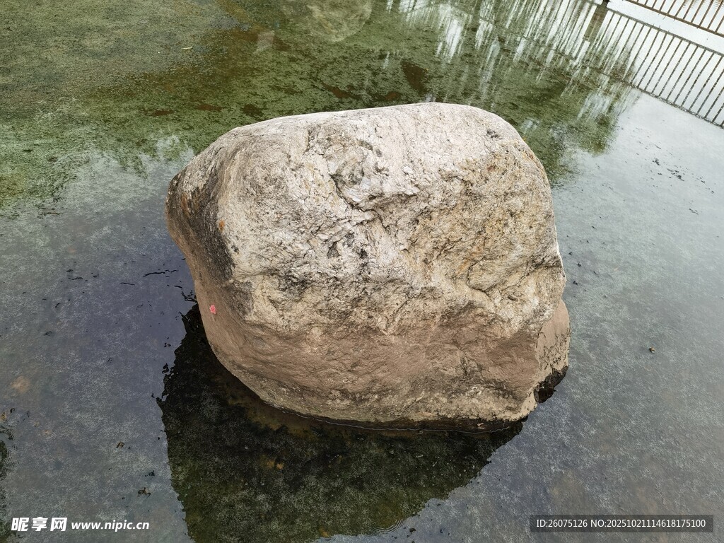 水中孤石