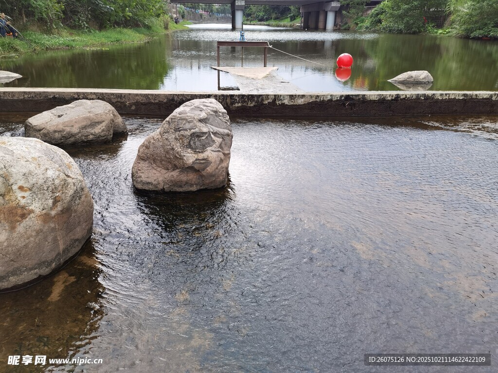 溪边大石与静谧水景