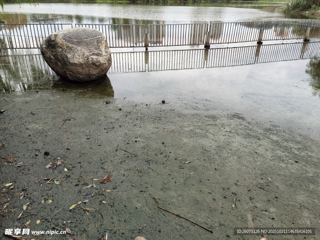 湖边大石水面碎石景象