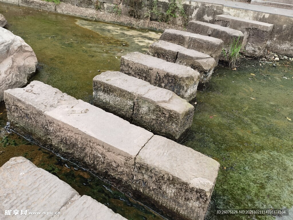 古朴石墩桥横跨绿水