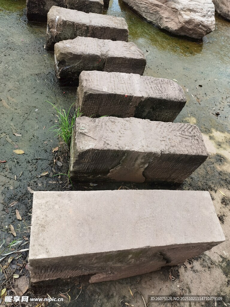 溪边石墩步道