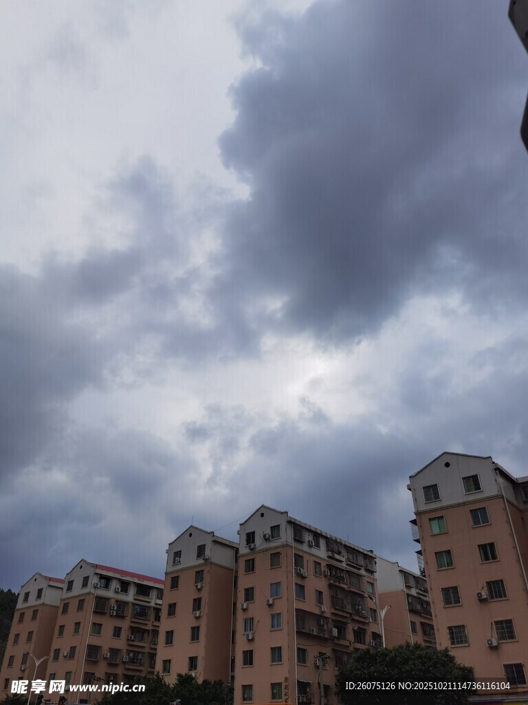 阴云下的城市居民楼