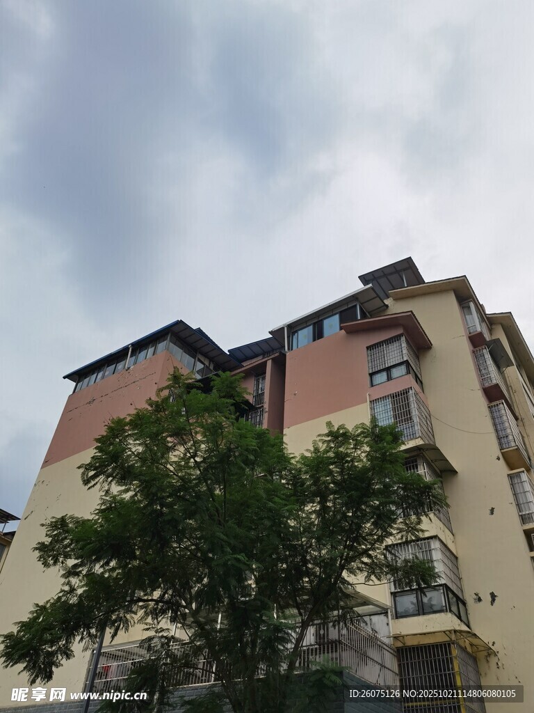 城市中的多彩居民楼