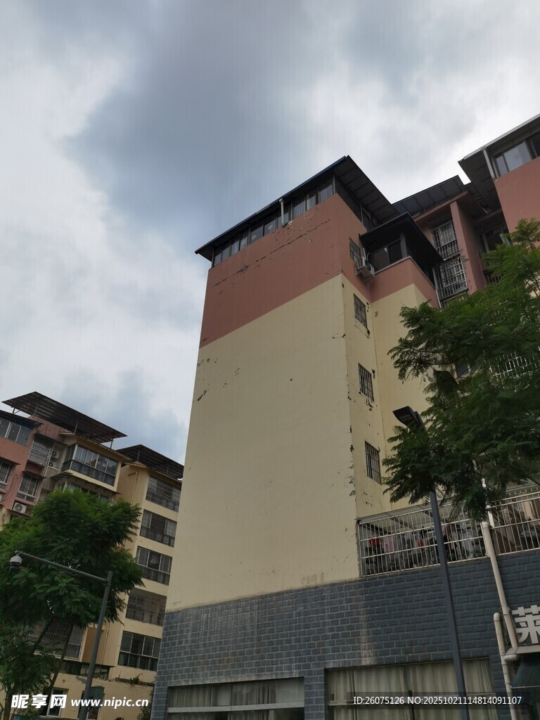 城市中的多层居民住宅楼