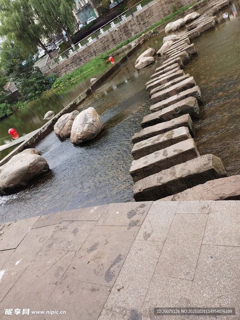 石板小径穿流而过