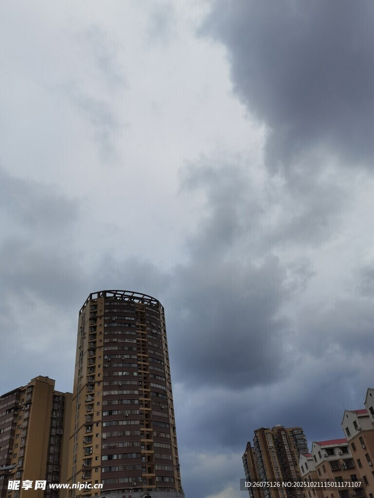 乌云下的城市高楼景观