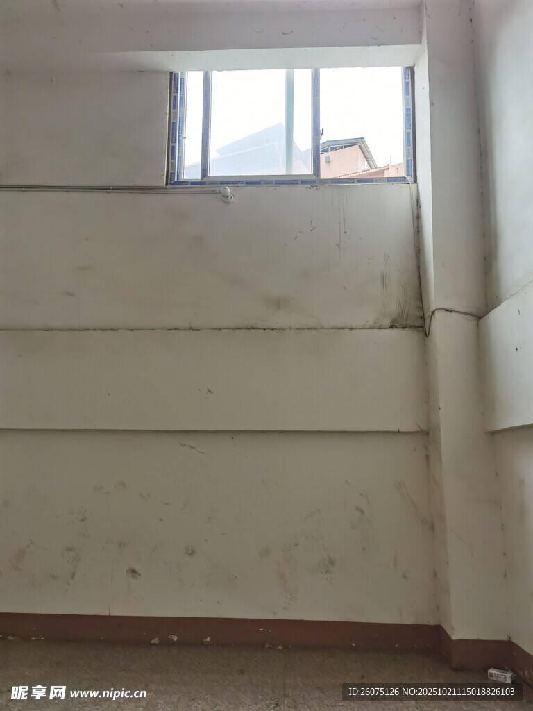 老旧房间墙面及小窗景象