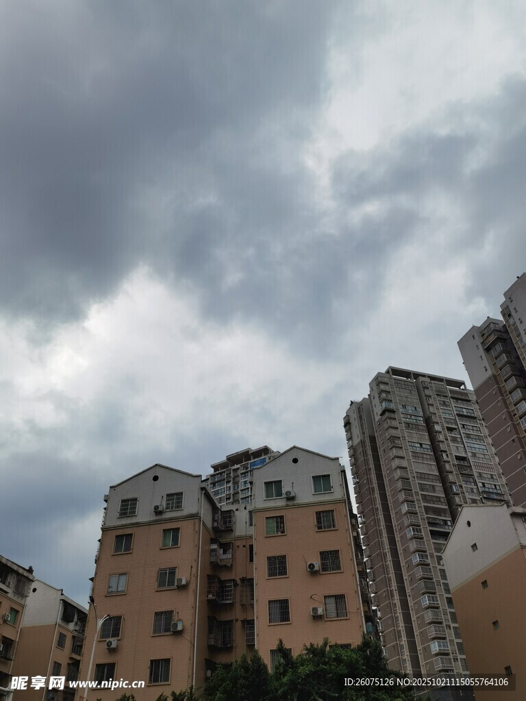 阴云下的城市高楼景观