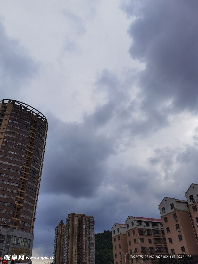 城市高楼与阴沉天空