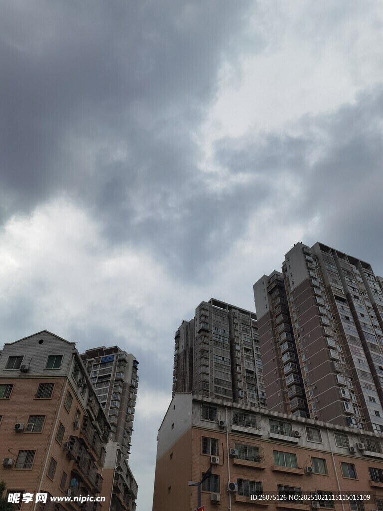 阴天中的城市高楼景观