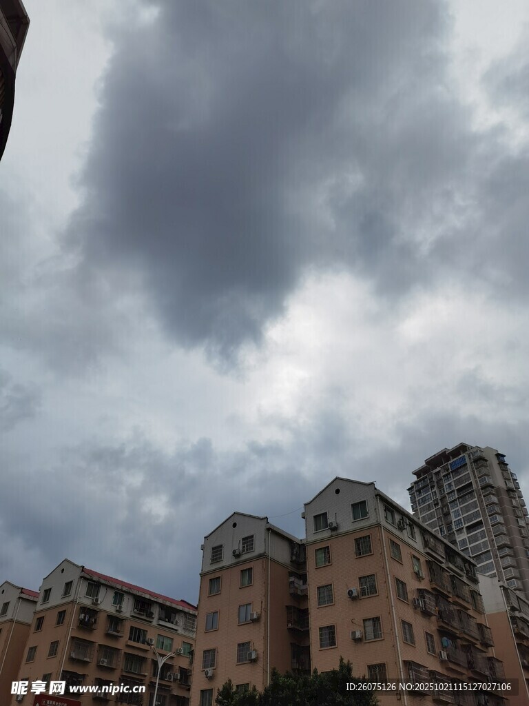 乌云下的城市居民楼