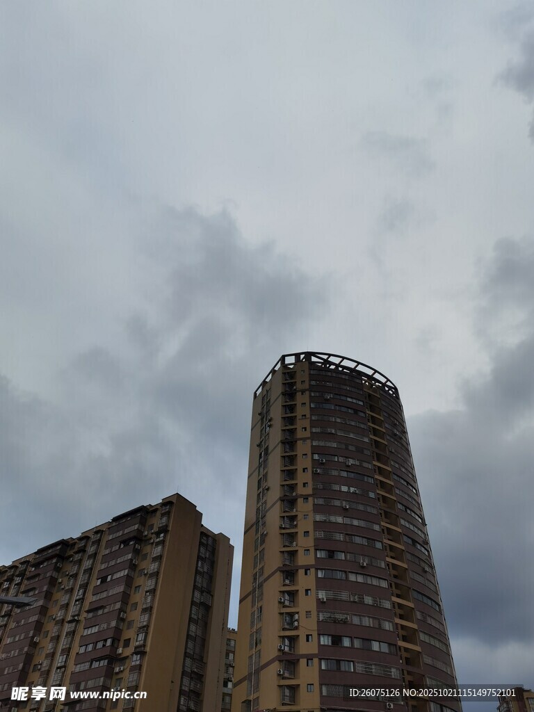 高楼矗立在阴沉天空下