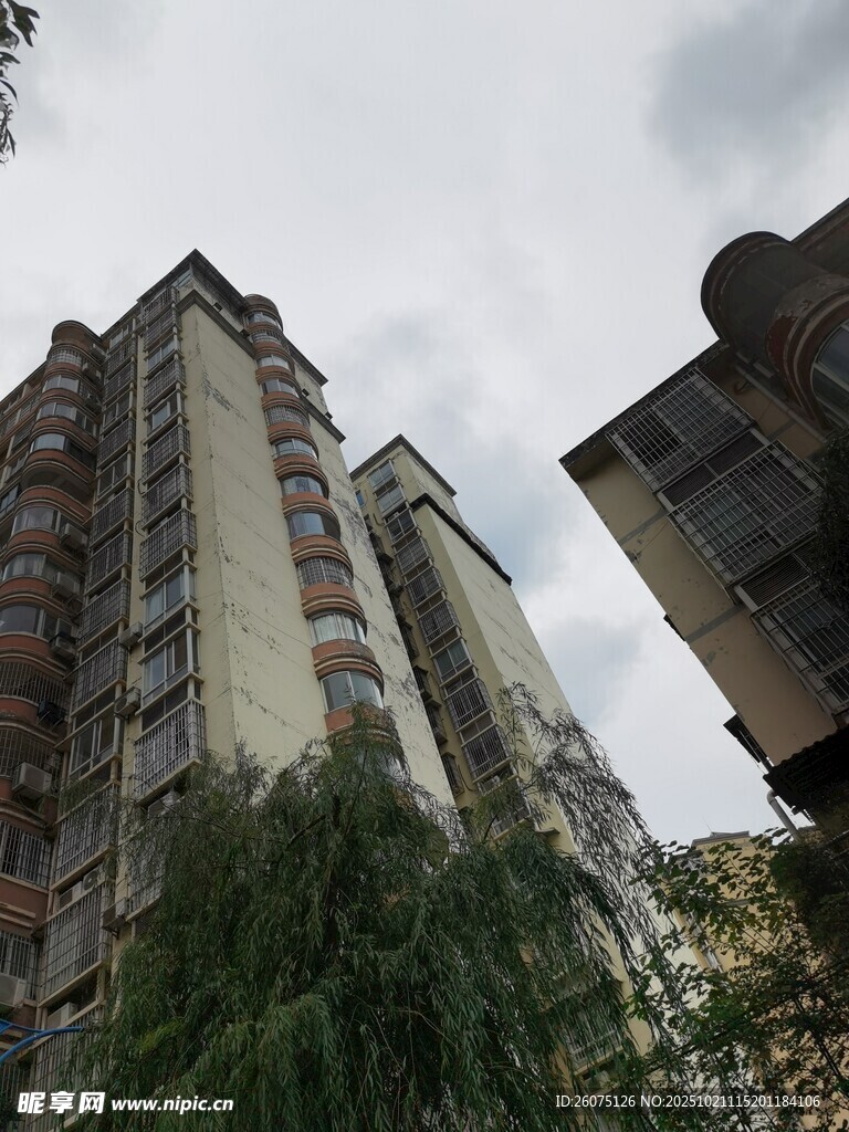 高层住宅楼与周边建筑