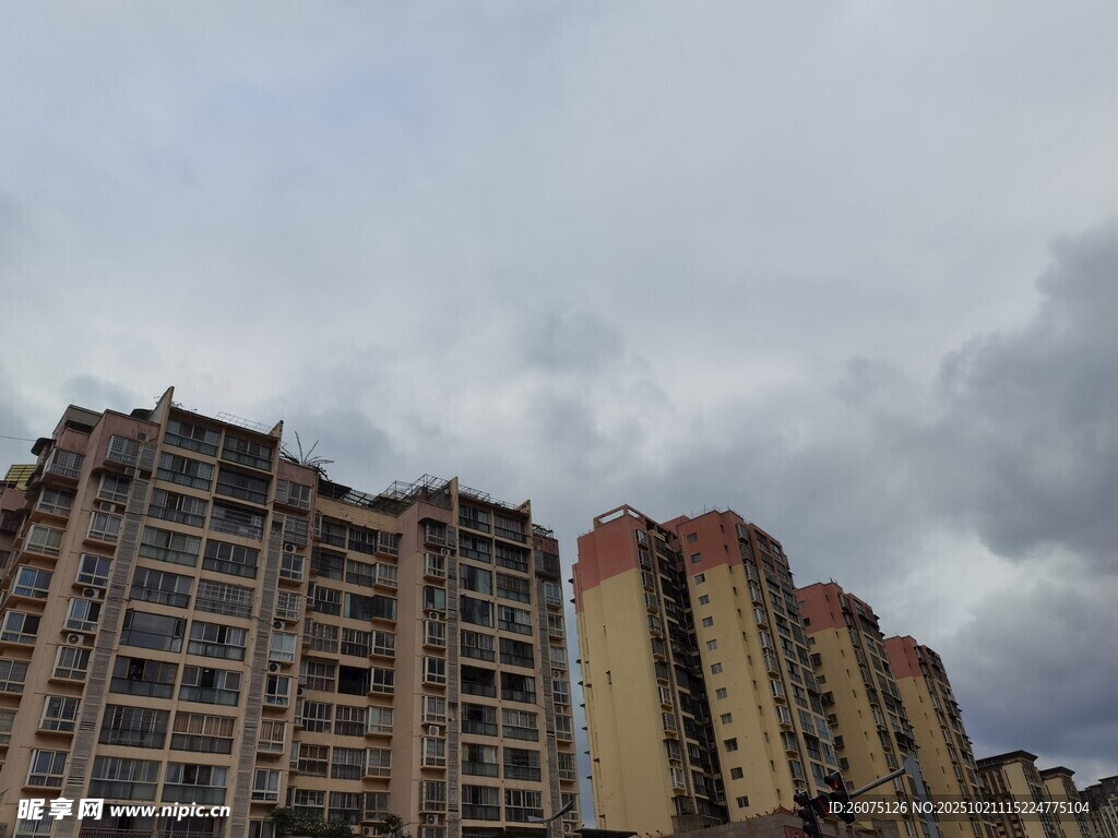城市高楼与阴沉天空