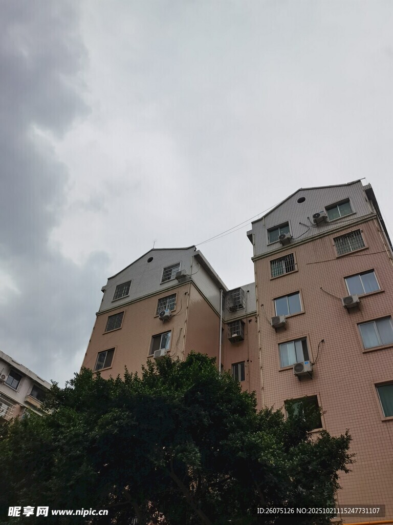 多层居民楼天空阴沉