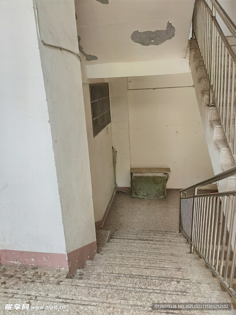 老旧昏暗的室内楼梯空间