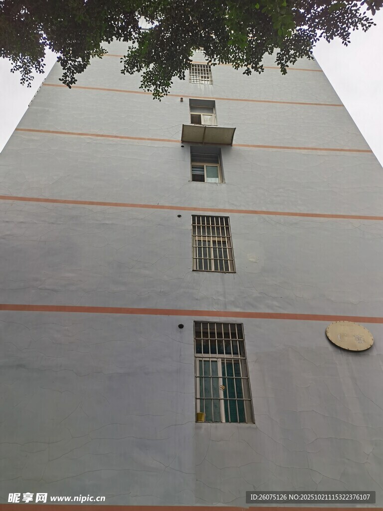 灰色多层建筑外观一角