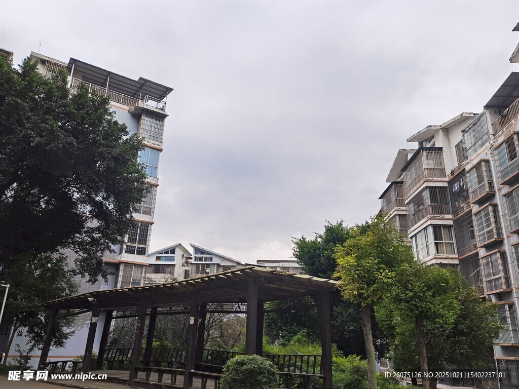 小区中的凉亭与建筑景观