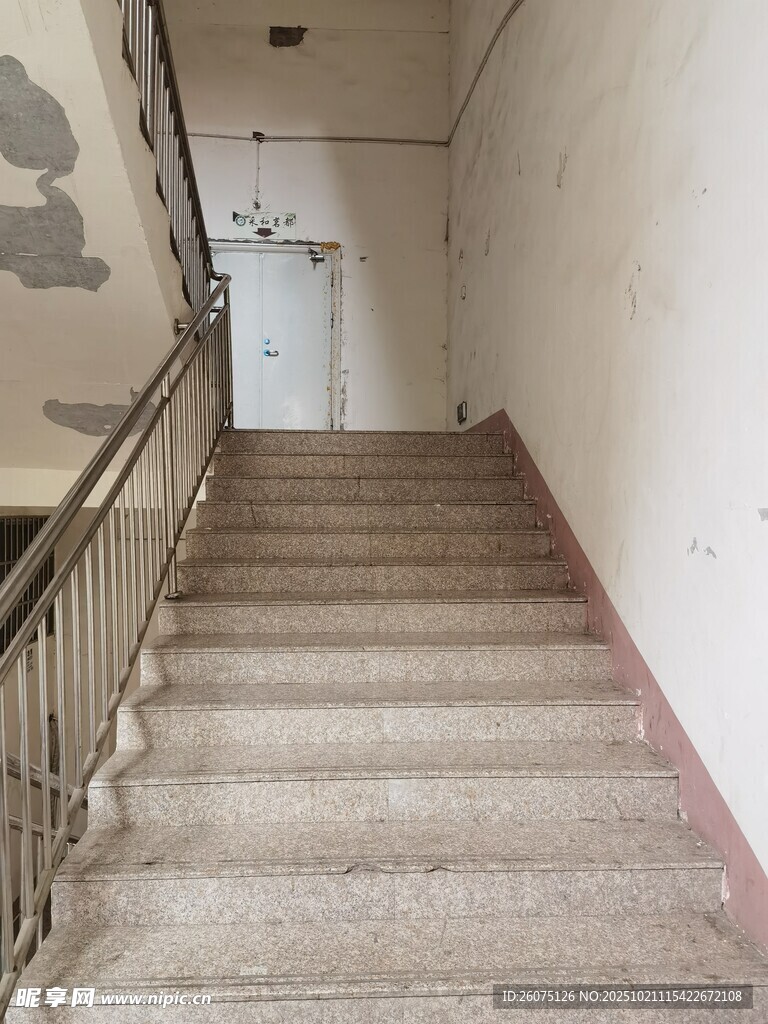 老旧昏暗的室内楼梯