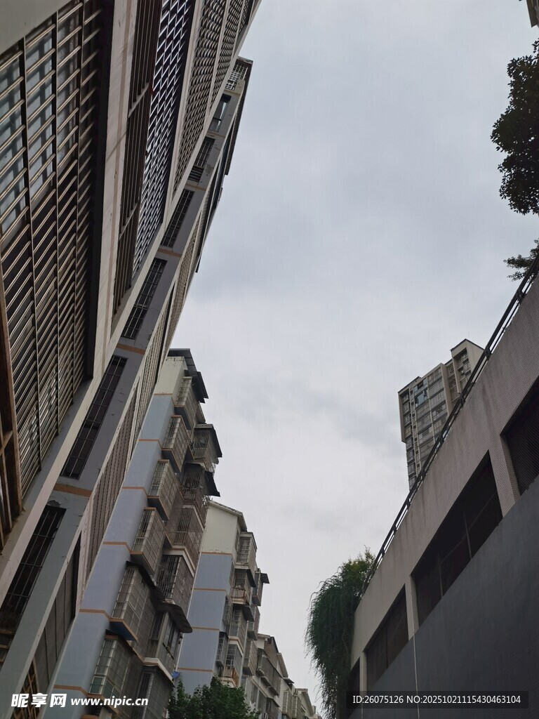 狭窄空间中的城市建筑