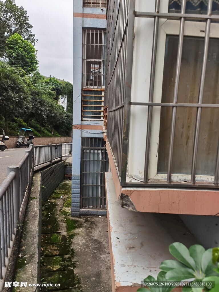 老旧居民楼的狭窄间隙