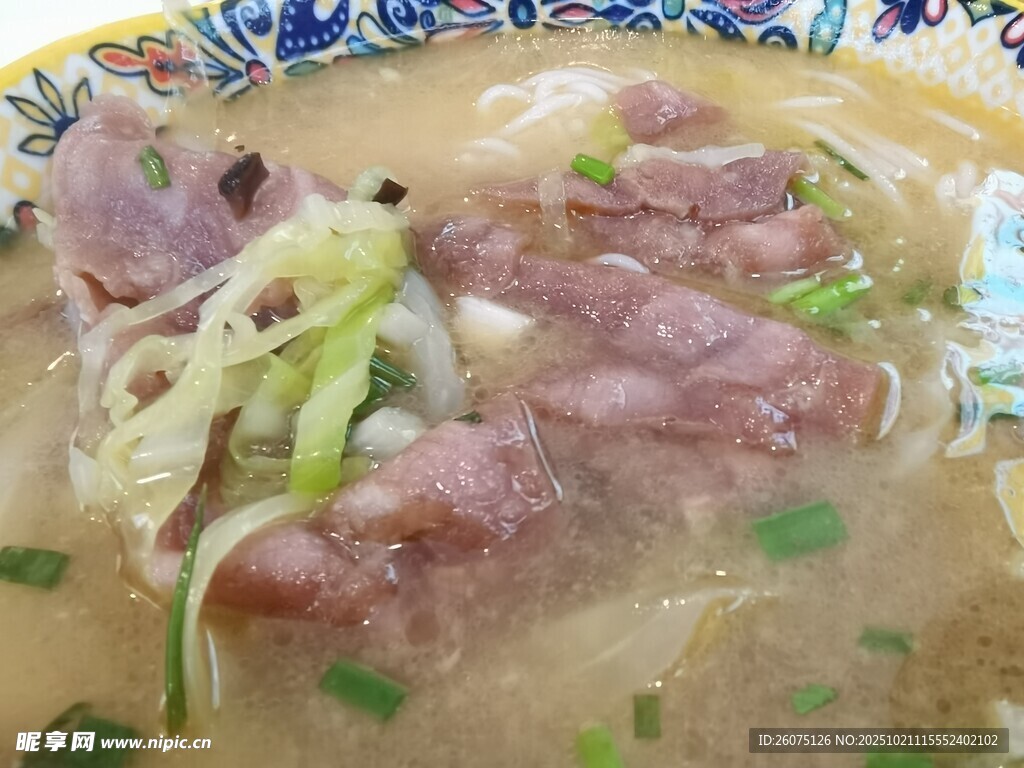 肥牛葱花热汤面
