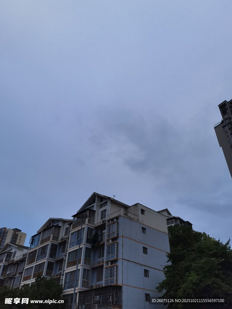 阴天中的居民楼