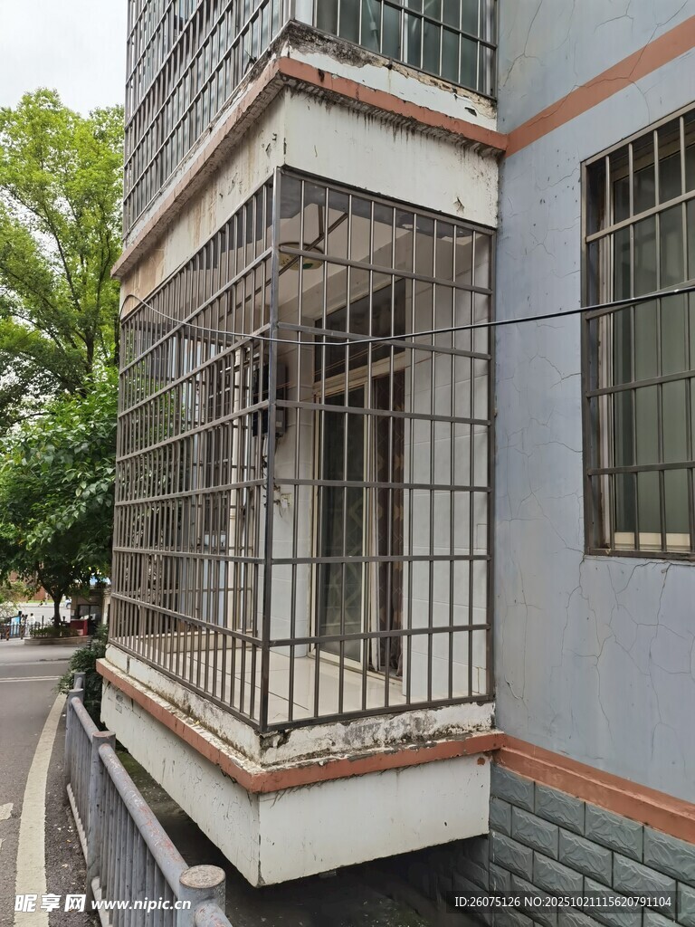 带防护栏的老式居民楼阳台
