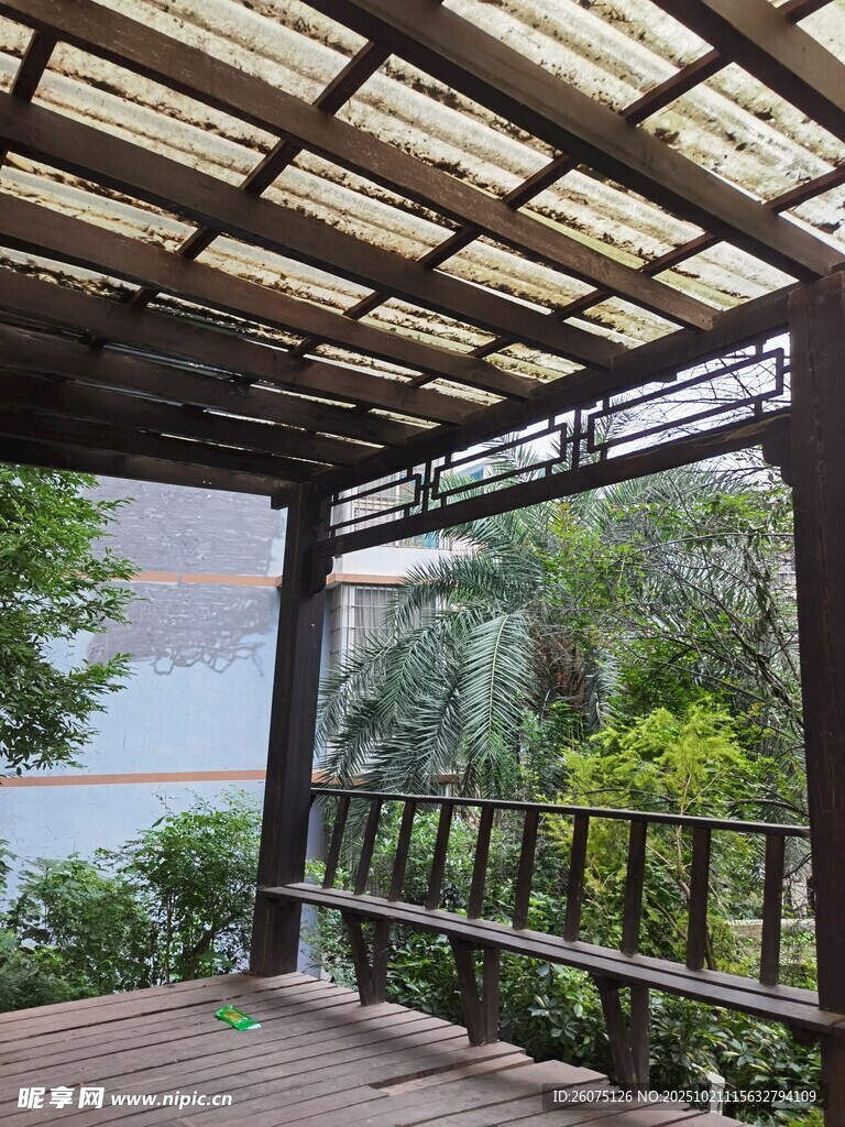 湖畔木质凉亭观景好去处