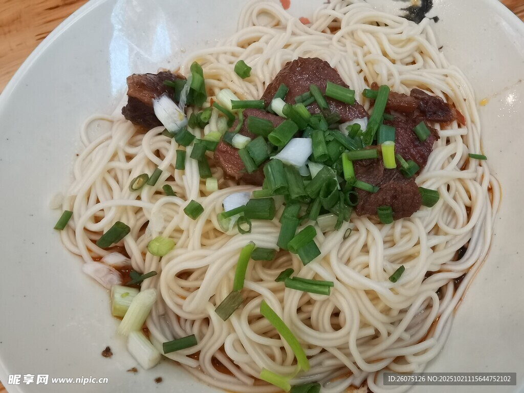 美味葱花牛肉拌面