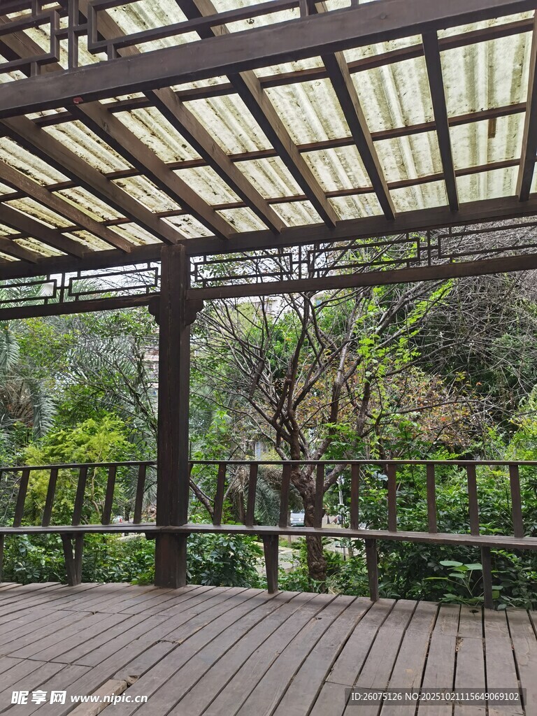 户外木质凉亭下的自然景致