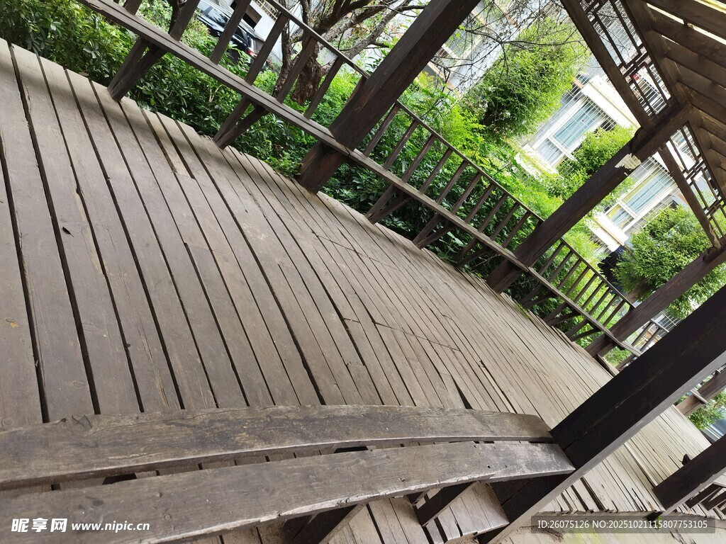 木质露台绿植环绕景致美